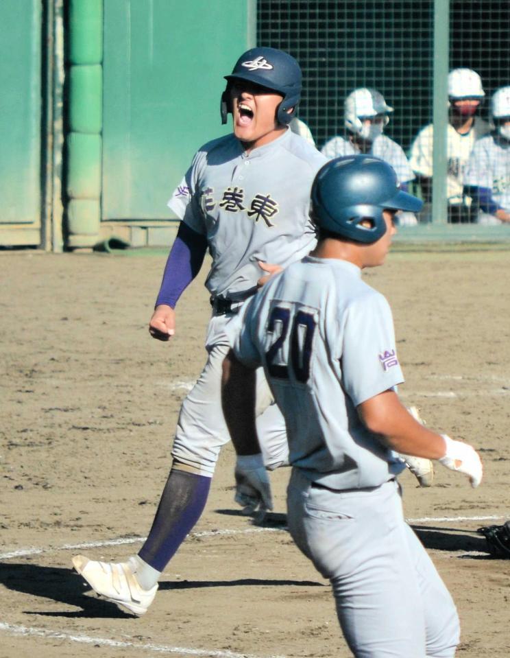 　勝ち越しの本塁を踏み、雄叫びを上げる花巻東・佐々木