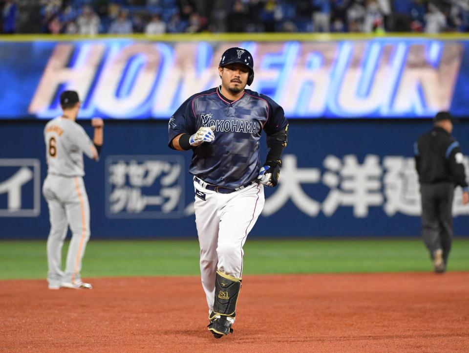 　６回、宮崎は右越えに２試合連続の１３号ソロを放つ（撮影・佐藤厚）