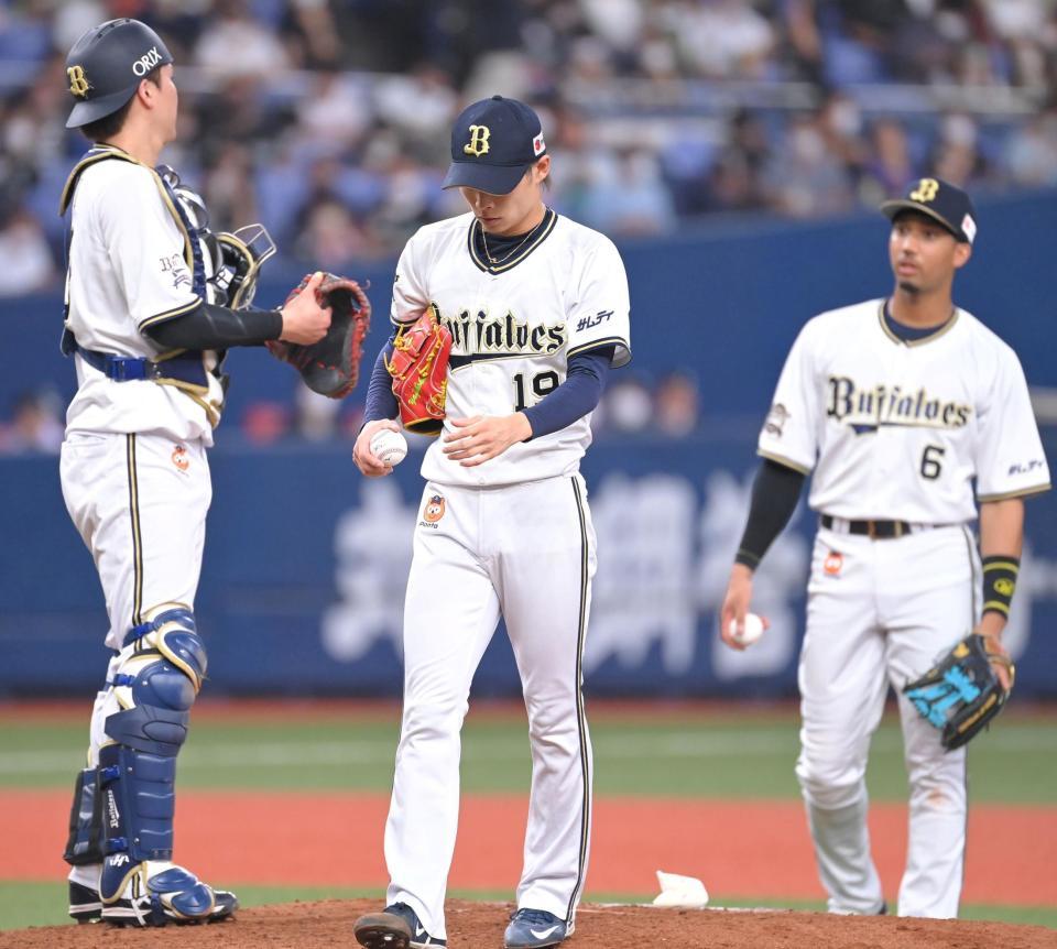 　４回途中、降板する山岡（中央）＝撮影・高部洋祐