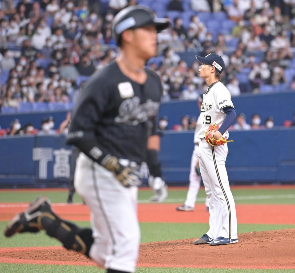 　４回、山口（手前）に２ランを浴びる山岡（撮影・高部洋祐）