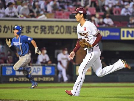 　１０回、上川畑の適時打で三走・今川（左）に勝ち越しの生還を許した宮森。無失点記録が途切れた失点は、痛い決勝点となった