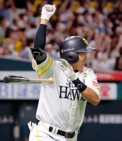 　７回、柳田が左中間に逆転２ランを放つ