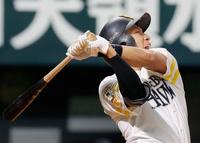 　７回、柳田が左中間に逆転２ランを放つ