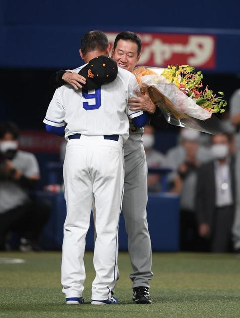 巨人・原監督が敵軍の引退試合で粋な計らい 涙の福留に花束、熱い抱擁/野球/デイリースポーツ online