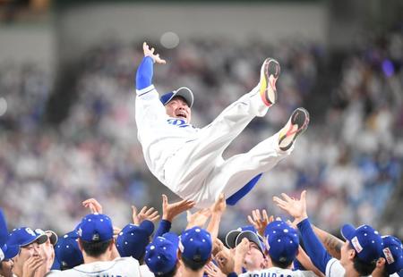 　引退セレモニーで胴上げされる福留（撮影・石井剣太郎）