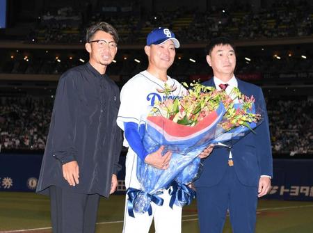 　引退セレモニーに駆けつけた鳥谷敬氏（左）、岩瀬仁紀氏（右）と記念撮影する