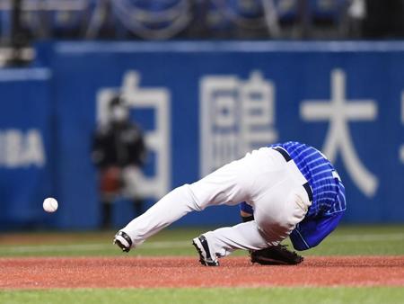 　５回、山田の打球を肩に受け倒れ込む三塁手・宮崎（撮影・開出牧）