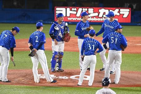 　３回、村上を申告敬遠したところで降板となる大貫（上段中央）＝撮影・高石航平