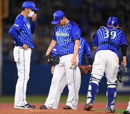 　５回、オスナにショートへのタイムリー内野安打を打たれ、斎藤コーチ（左）からアドバイスを受ける田中健（撮影・開出牧）