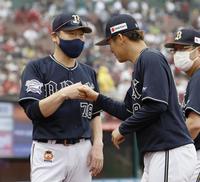 　１５勝目を挙げた山本（右）とタッチを交わす中嶋監督