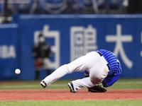 　５回、山田の打球を肩に受け倒れ込む三塁手・宮崎（撮影・開出牧）
