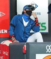 　８回、選手交代を告げ、厳しい表情の新庄ビッグボス（撮影・中島達哉）