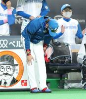 　７回、代打・木村が安打を放つも、前進守備で同点にならず、下を向く新庄ビッグボス（撮影・中島達哉）