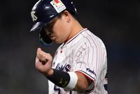 　８回、一ゴロに倒れ左手首を動かしながらベンチへ引き揚げる村上（撮影・開出牧）