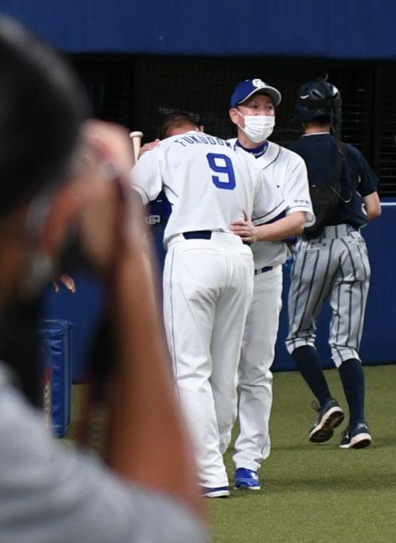 　９回裏中日、セカンドフライに倒れた福留孝介（手前）＝撮影・石井剣太郎