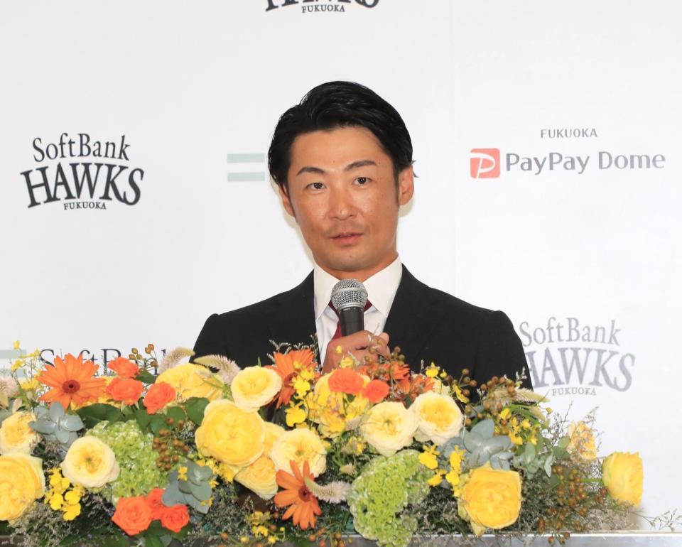 　引退会見で心境を語る明石　ⒸＳｏｆｔＢａｎｋ　ＨＡＫＷＫＳ