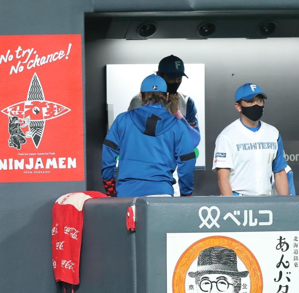 　試合に敗戦し、足早に引き揚げる新庄ビッグボス（中央）＝撮影・中島達哉