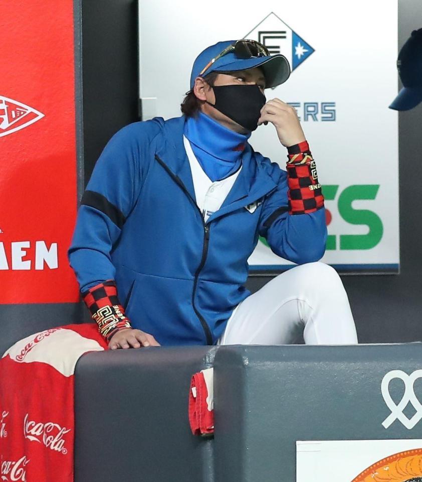 　８回、選手交代を告げ、厳しい表情の新庄ビッグボス（撮影・中島達哉）