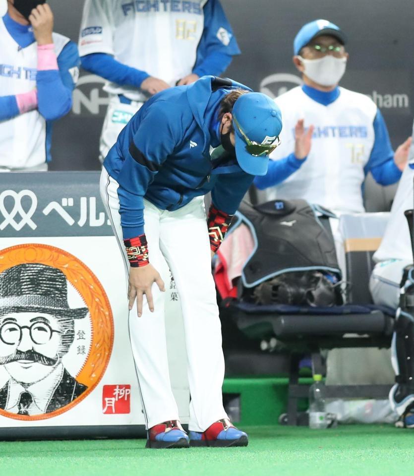 　７回、代打・木村が安打を放つも、前進守備で同点にならず、下を向く新庄ビッグボス（撮影・中島達哉）