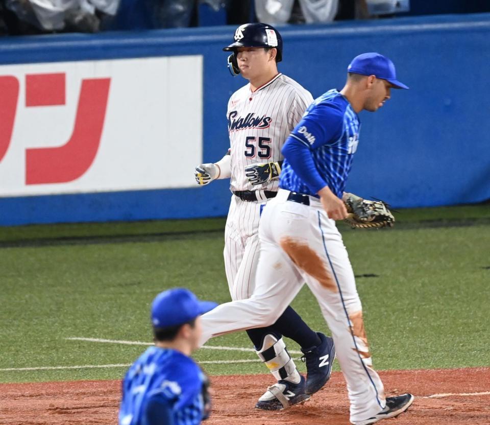 　８回、一ゴロに倒れた村上（撮影・高石航平）