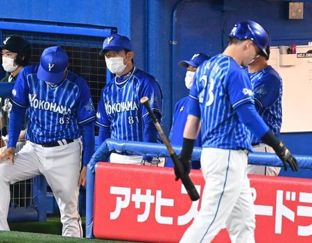 　８回、空振り三振に倒れたオースティンを見つめる三浦監督（左から二人目）＝撮影・高石航平