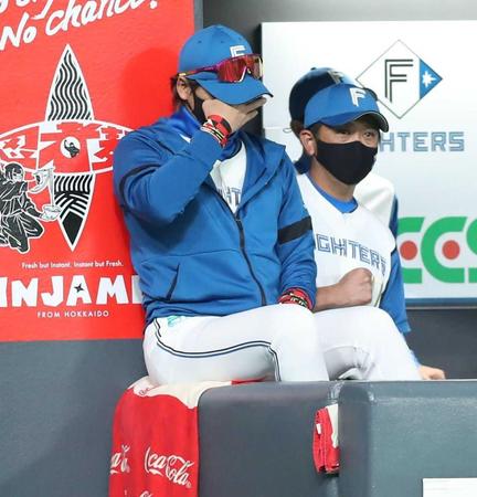 　５回、手で顔を覆う新庄ビッグボス（撮影・中島達哉）