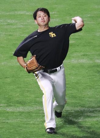 　１軍に復帰し、試合前の練習でキャッチボールする大関