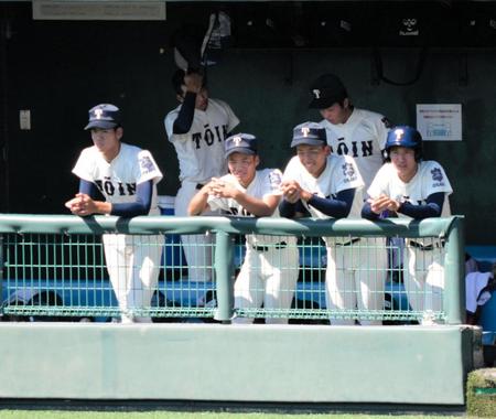 大阪桐蔭の主将に就任した前田（右から２人目）はベンチで声を出す