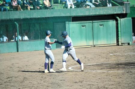 　ダイヤモンドを１周し、仲間とハイタッチをする佐々木麟太郎（右）