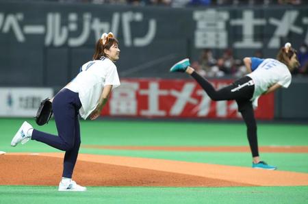 　ファーストピッチセレモニーで投球する潮田玲子氏（左）と狩野舞子氏（撮影・中島達哉）