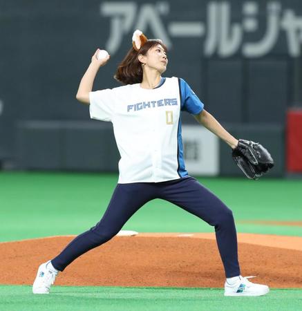 　ファーストピッチセレモニーで投球する潮田玲子氏（撮影・中島達哉）