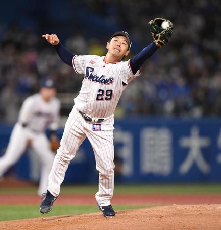 　６回、桑原の打球を好捕し投ゴロに仕留める小川（撮影・開出牧）