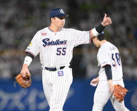 　６回、サムアップポーズをする村上（撮影・堀内翔）