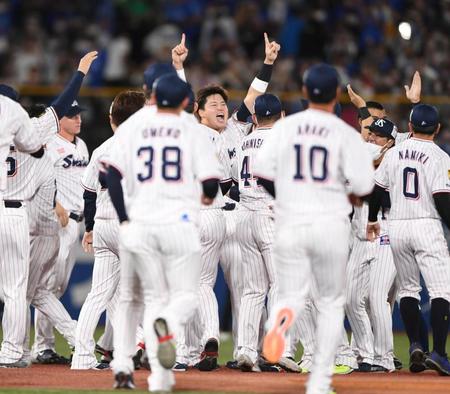 　劇的なサヨナラ勝ちで優勝しナインと共に歓喜の雄叫びをあげる村上（中央）＝撮影・開出牧