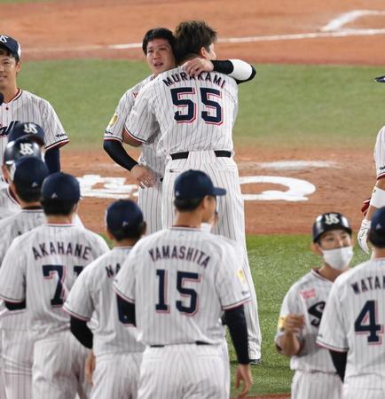 　村上と抱き合って感涙する山田（撮影・金田祐二）