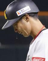 　７回、現役最後の打席で安打を放ち大粒の涙を落とす明石