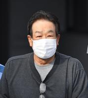 　送検される村田兆治容疑者＝東京空港署