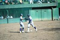 　ダイヤモンドを１周し、仲間とハイタッチをする佐々木麟太郎（右）