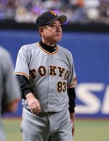 　ファンへのあいさつを終え、引き揚げる原監督