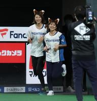 　きつねダンスを踊りながら登場する潮田玲子氏（右）と狩野舞子氏（撮影・中島達哉）