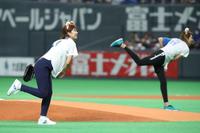 　ファーストピッチセレモニーで投球する潮田玲子氏（左）と狩野舞子氏（撮影・中島達哉）