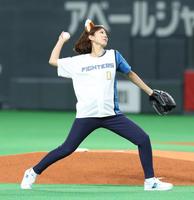 　ファーストピッチセレモニーで投球する潮田玲子氏（撮影・中島達哉）