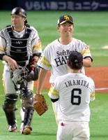 　ロッテに勝利し笑顔を見せる、２イニングを無得点に抑えた大関（中央）