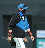 　７回、選手交代を告げる新庄ビッグボス（撮影・中島達哉）