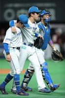 　７回途中から登板し、島内を投ゴロに抑えた後、梅林（左）の肩を借りてベンチに戻る北山（中央）＝撮影・中島達哉