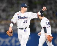 　６回、サムアップポーズをする村上（撮影・堀内翔）