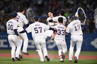 　９回、サヨナラの中越え適時二塁打を放ちナインから手荒い祝福を受ける丸山和（中央）＝撮影・開出牧