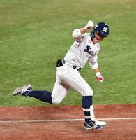 　９回、センターへサヨナラ適時二塁打を放つ丸山和（撮影・伊藤笙子）