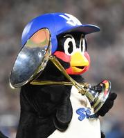 　優勝トロフィーを手にするつば九郎（撮影・堀内翔）