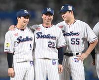 　優勝を決めて喜ぶ（左から）山田、高津監督、村上（撮影・堀内翔）